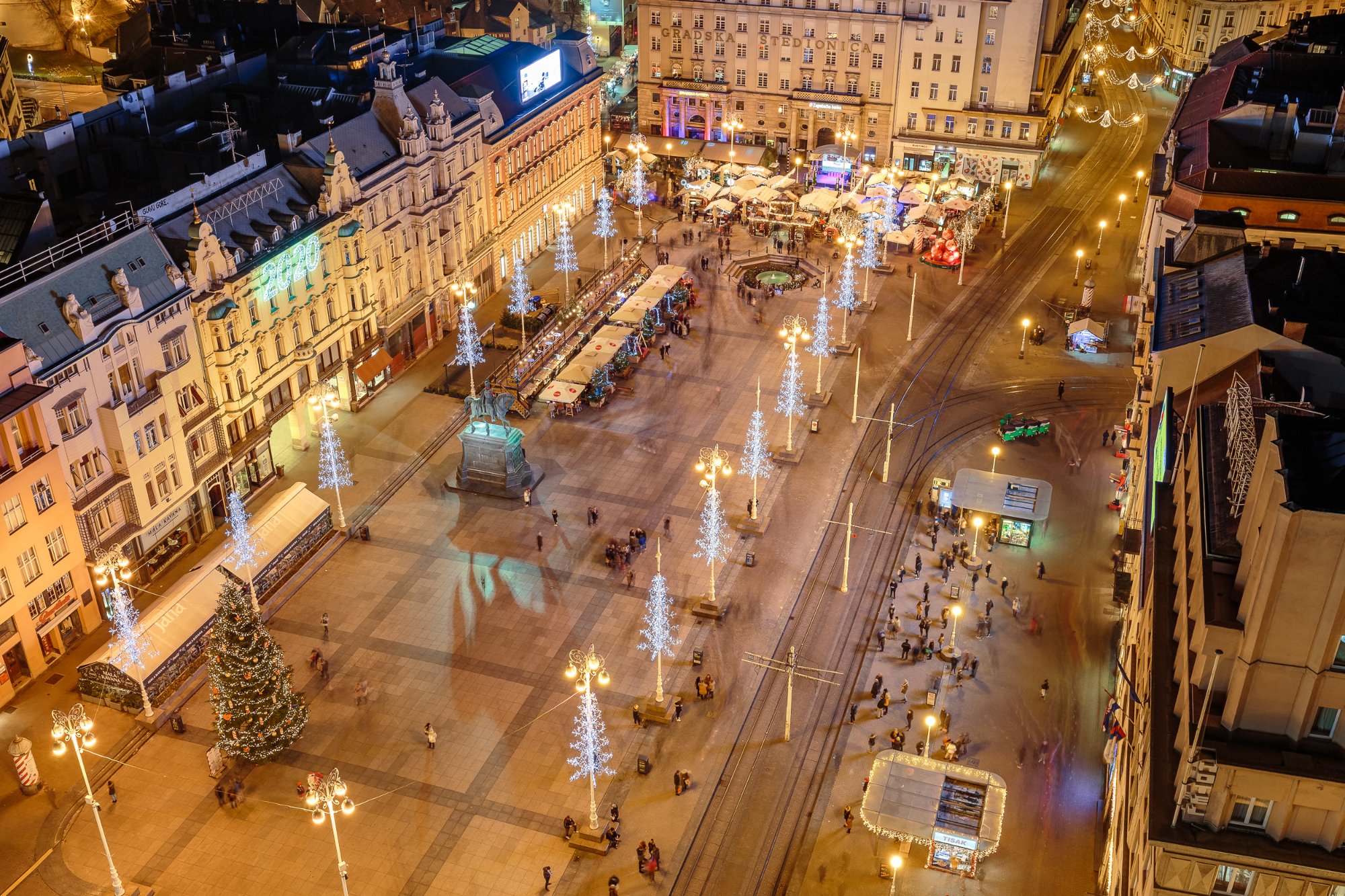 Trg bana Jelačića — adventska dekoracija iz ptičje perspektive